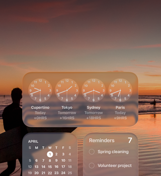 Los widgets Reloj, Calendario, Recordatorios y Clima con diseño Liquid Glass en la pantalla de macOS Tahoe sobre la imagen de un surfista en la playa al atardecer